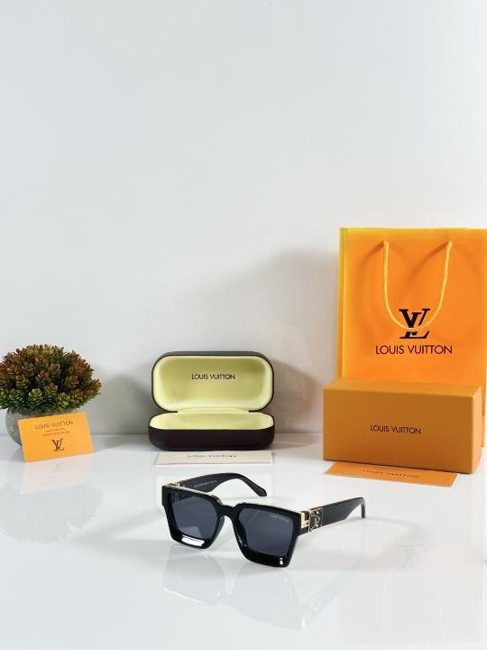 Louis_Vuitton_Gold_Black