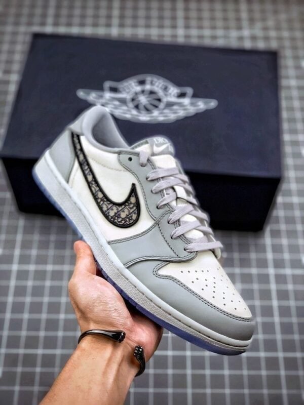 NIKE AIR JORDAN RETRO 1