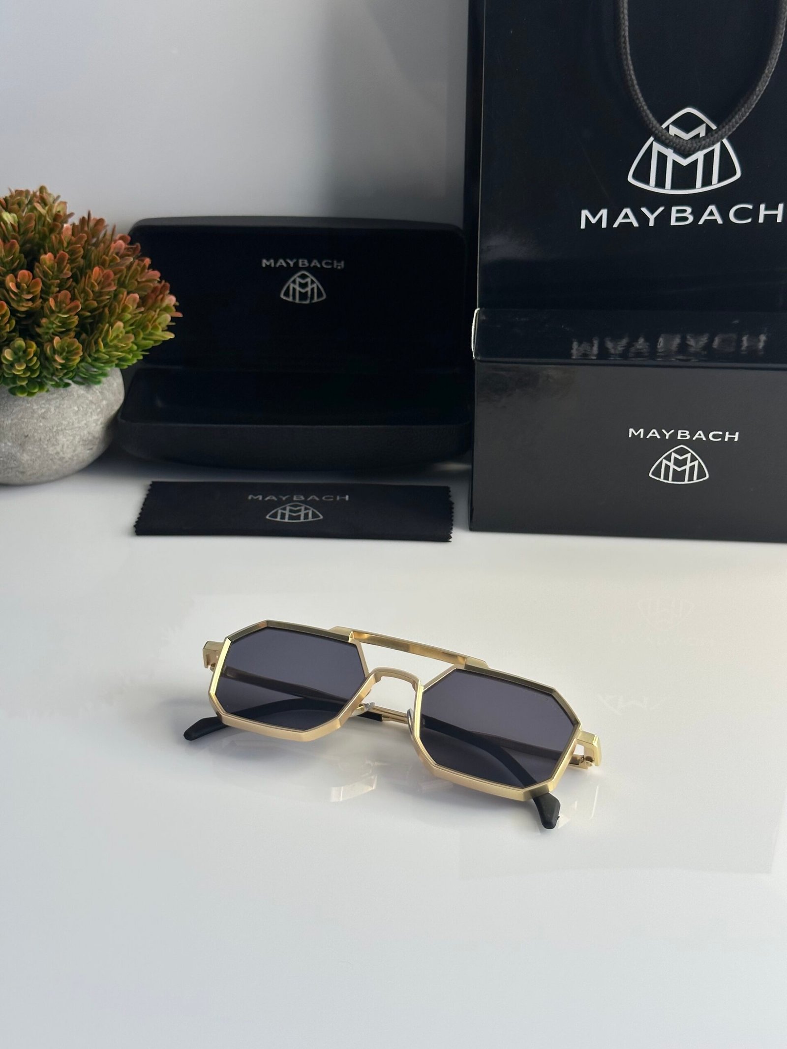 Maybach Hexagon Gold Black - Image 3