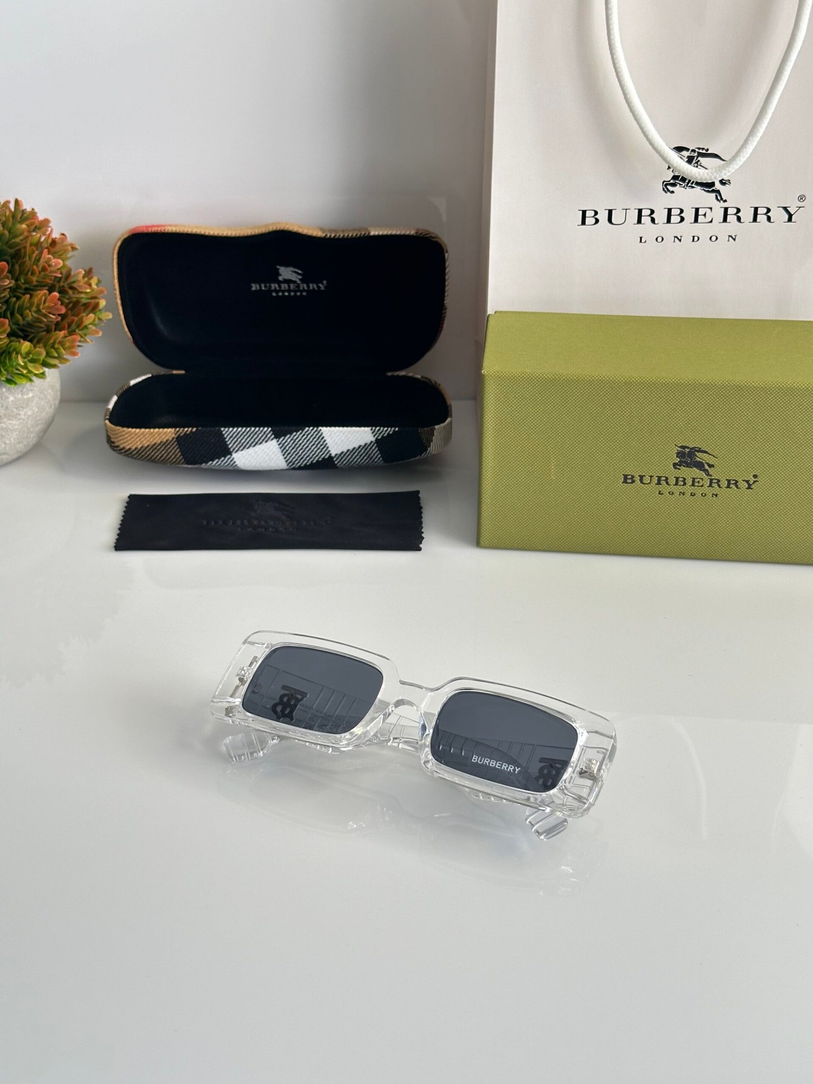 Burberry_11089_water_black - Image 3
