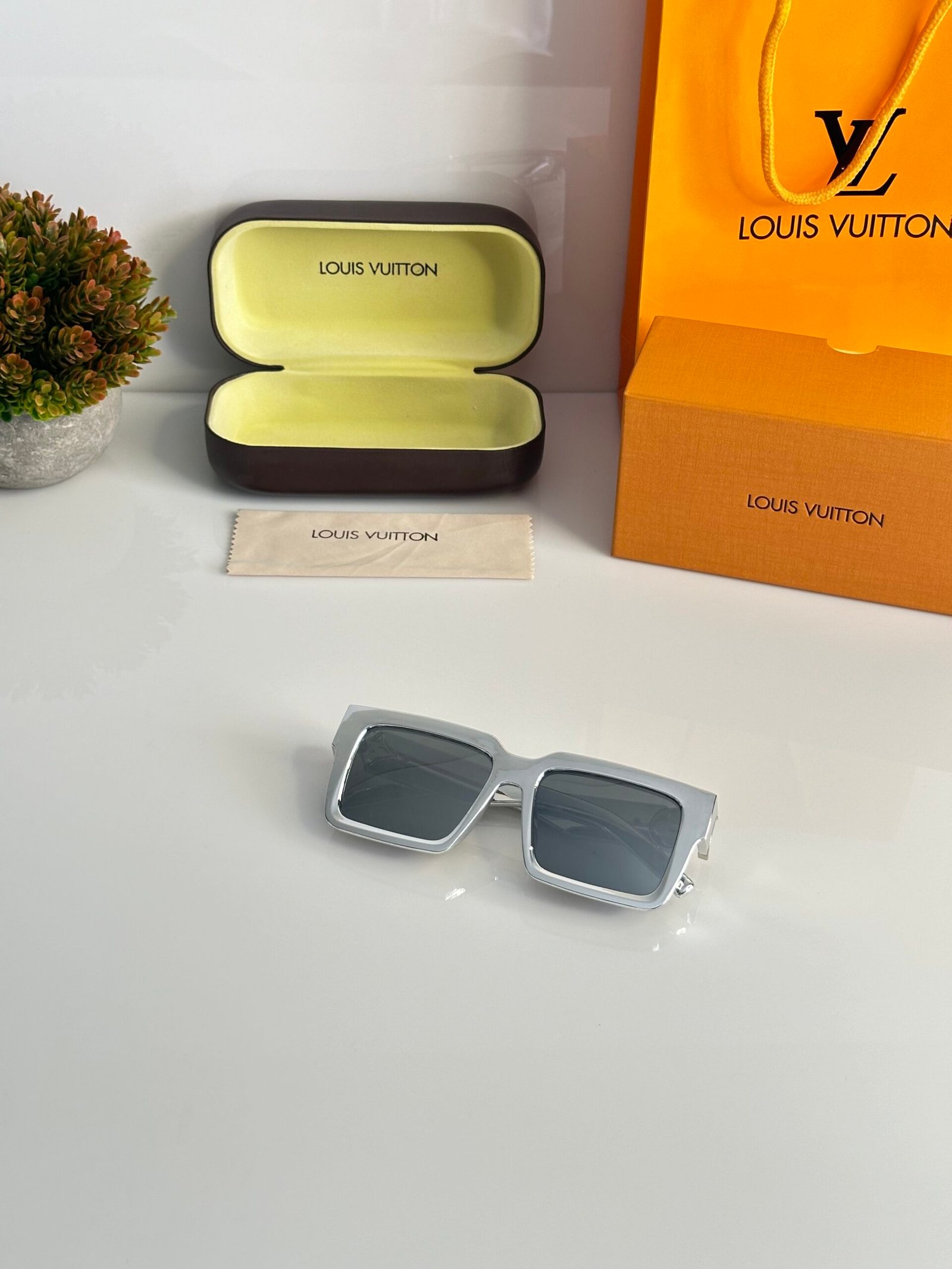 Louis_Vuitton_2196_Silver_Mercury - Image 4
