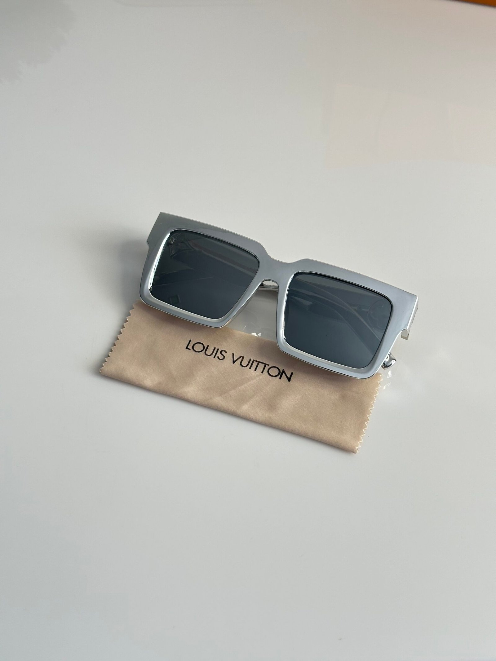Louis_Vuitton_2196_Silver_Mercury - Image 3