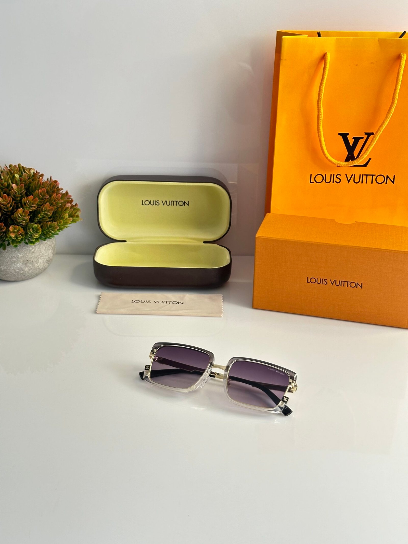 Louis_Vuitton_7295_Gold_Black_DC - Image 4
