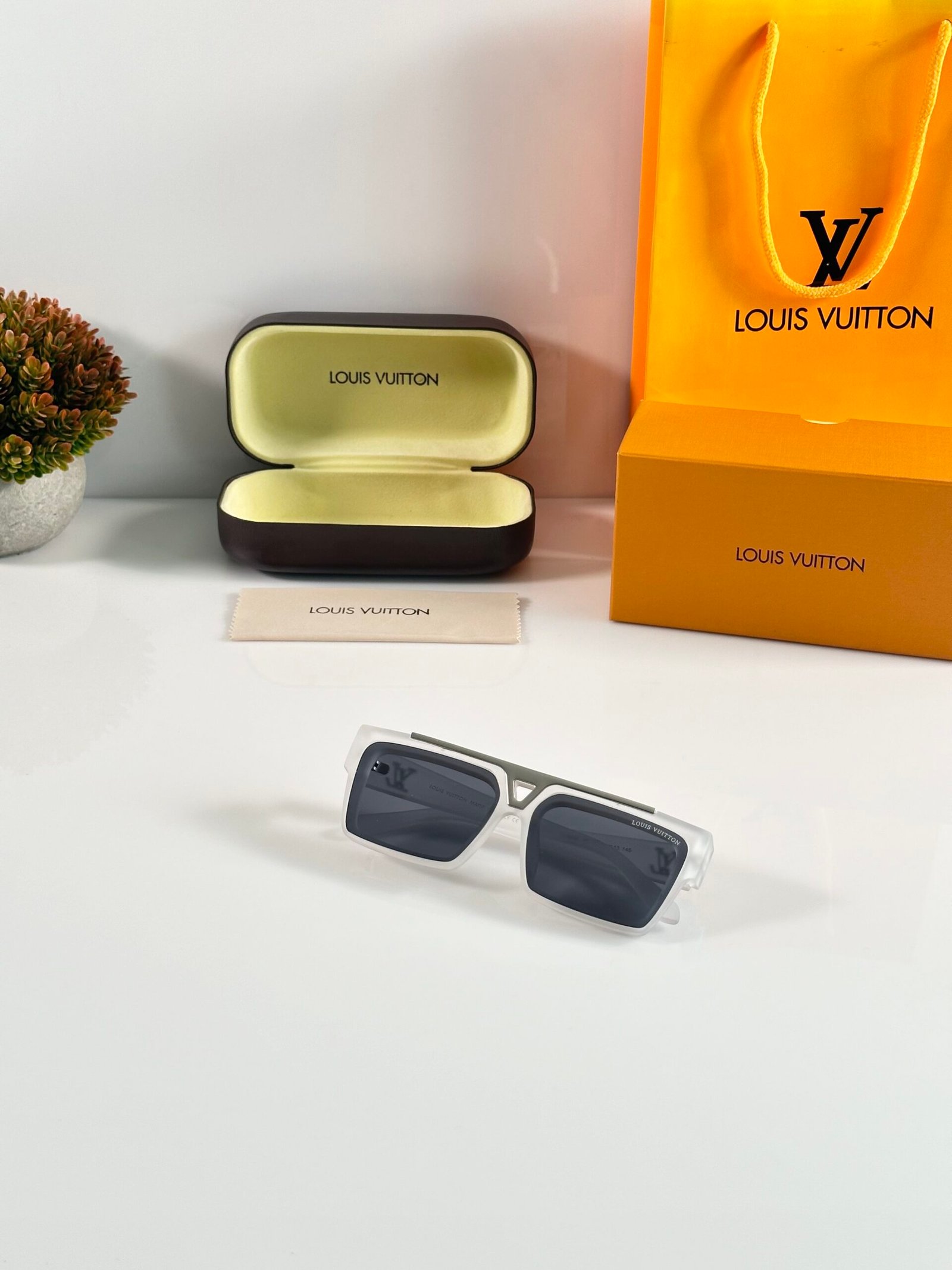 Louis_Vuitton_1984_Ice_Black - Image 4