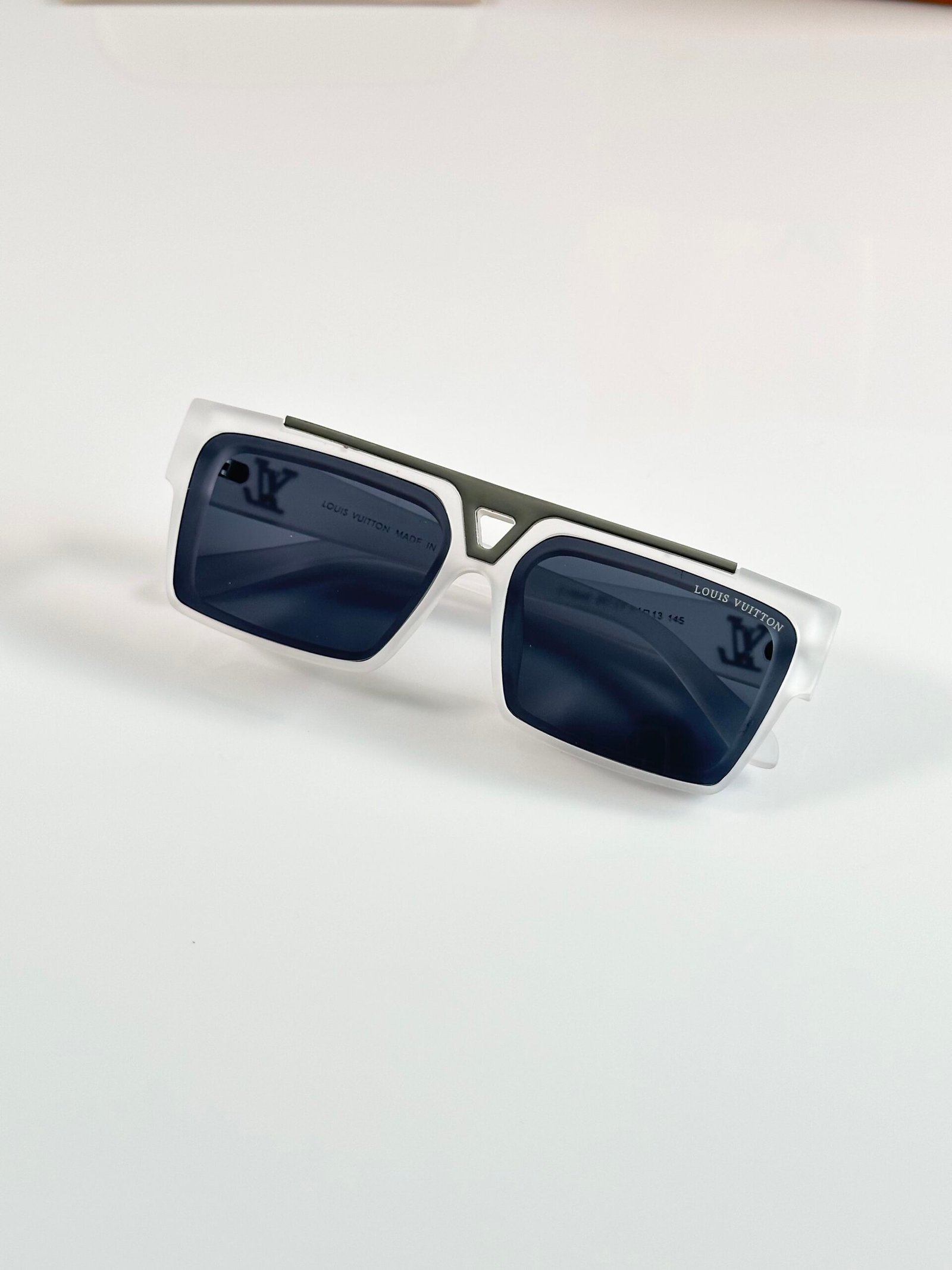 Louis_Vuitton_1984_Ice_Black - Image 3