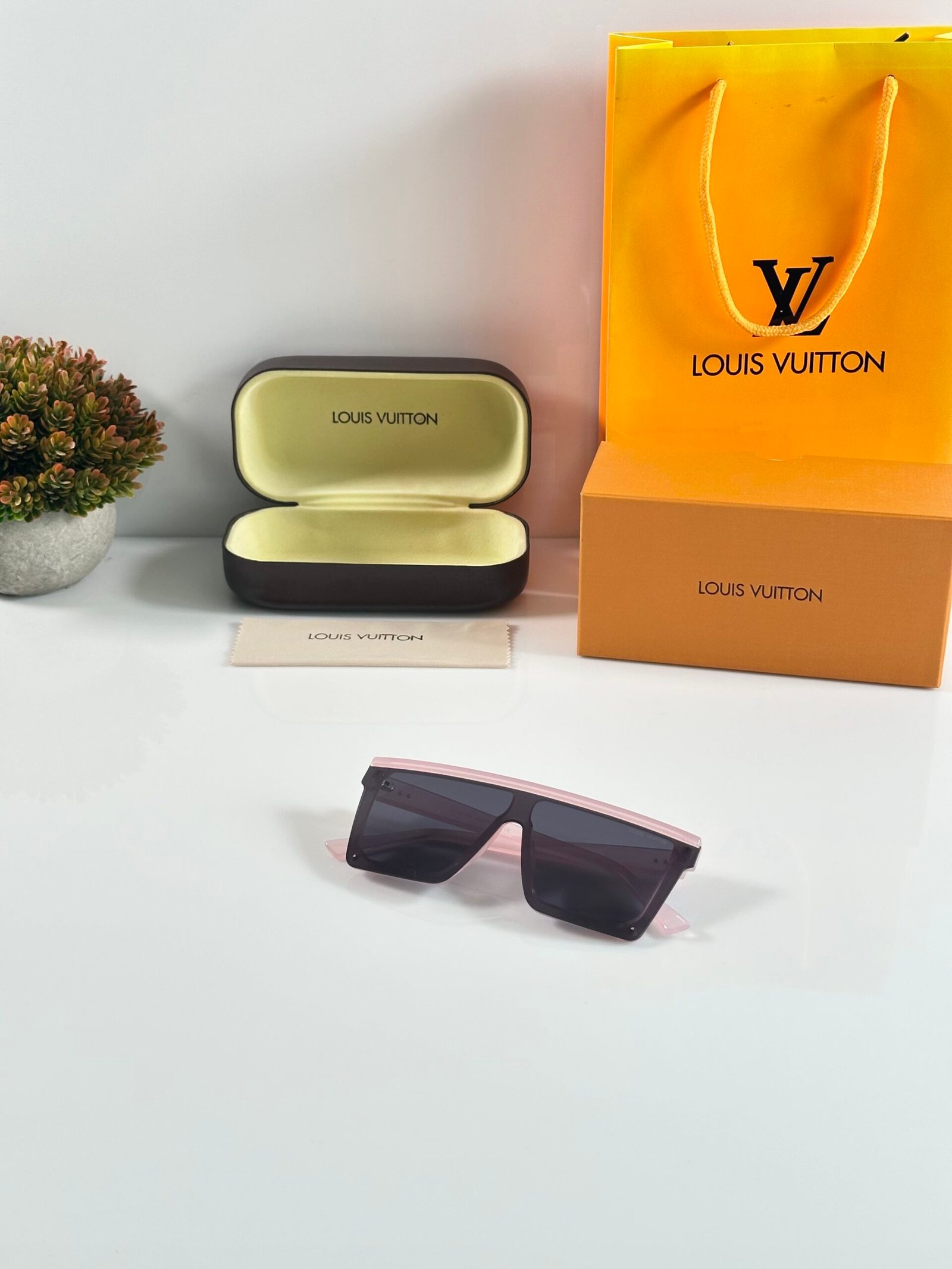 Louis_Vuitton_312_Pink_Black - Image 4