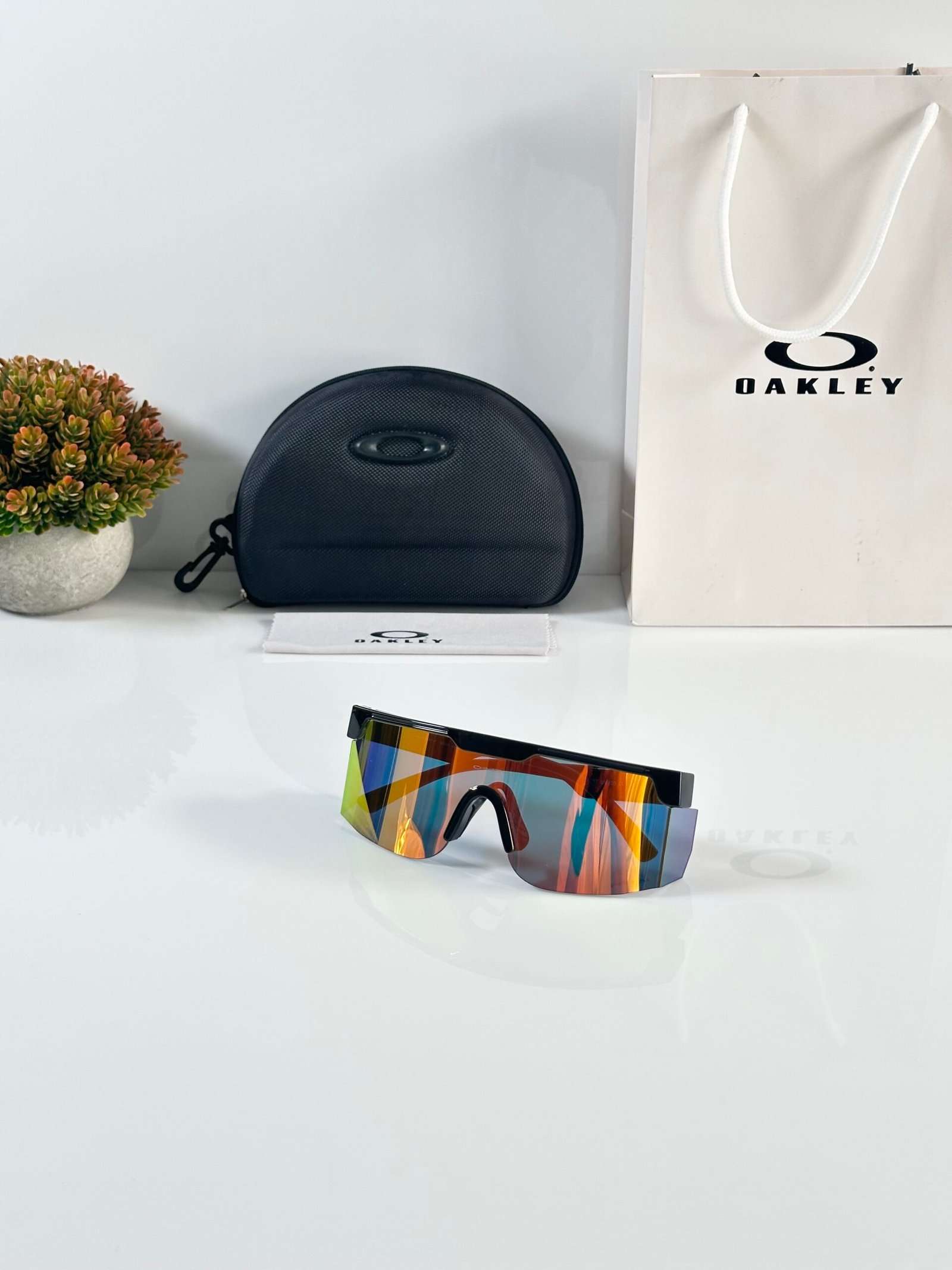 Oakley_9957_Black_Orange_Mercury - Image 4