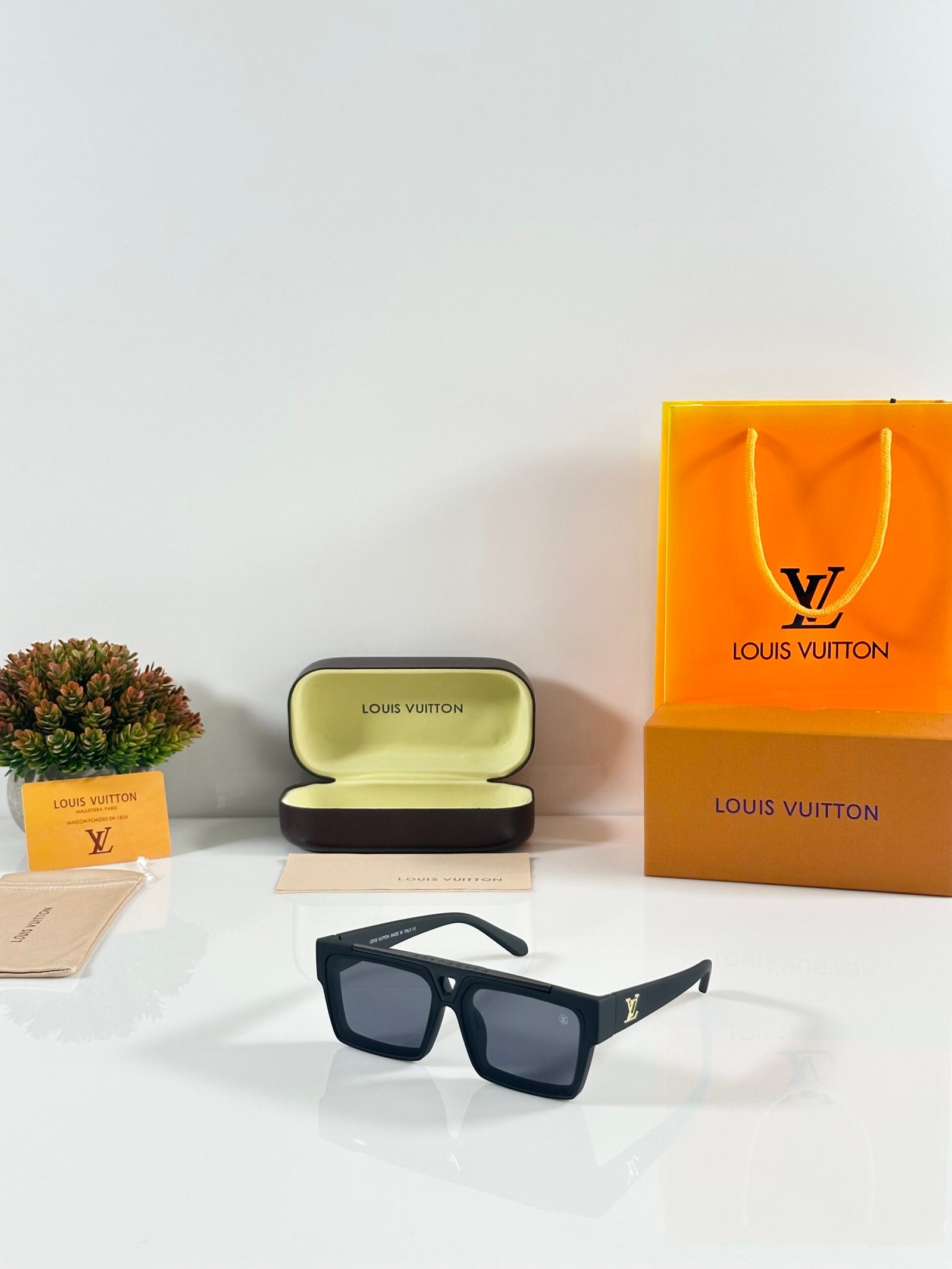 Louis_Vuitton_1984_Black