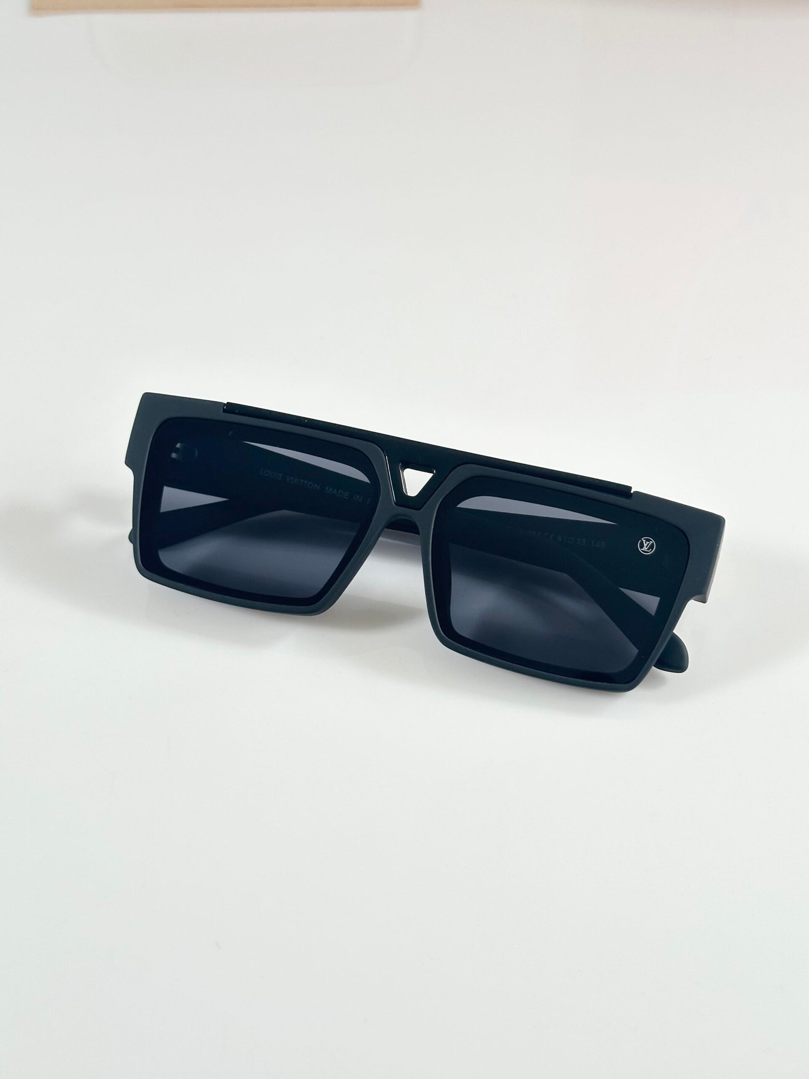 Louis_Vuitton_1984_Black - Image 3