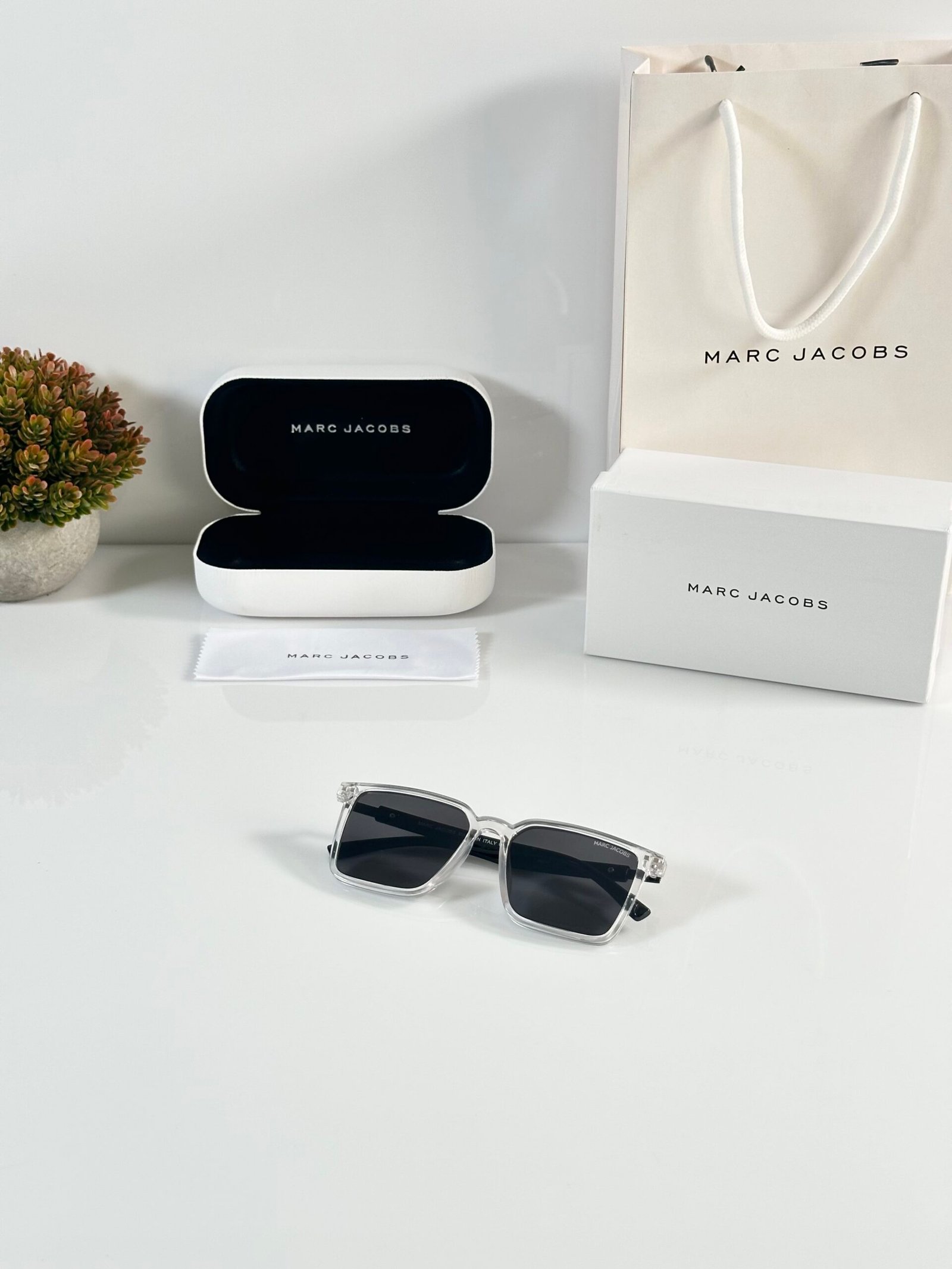 Marc Jacobs 300 Water Black - Image 4