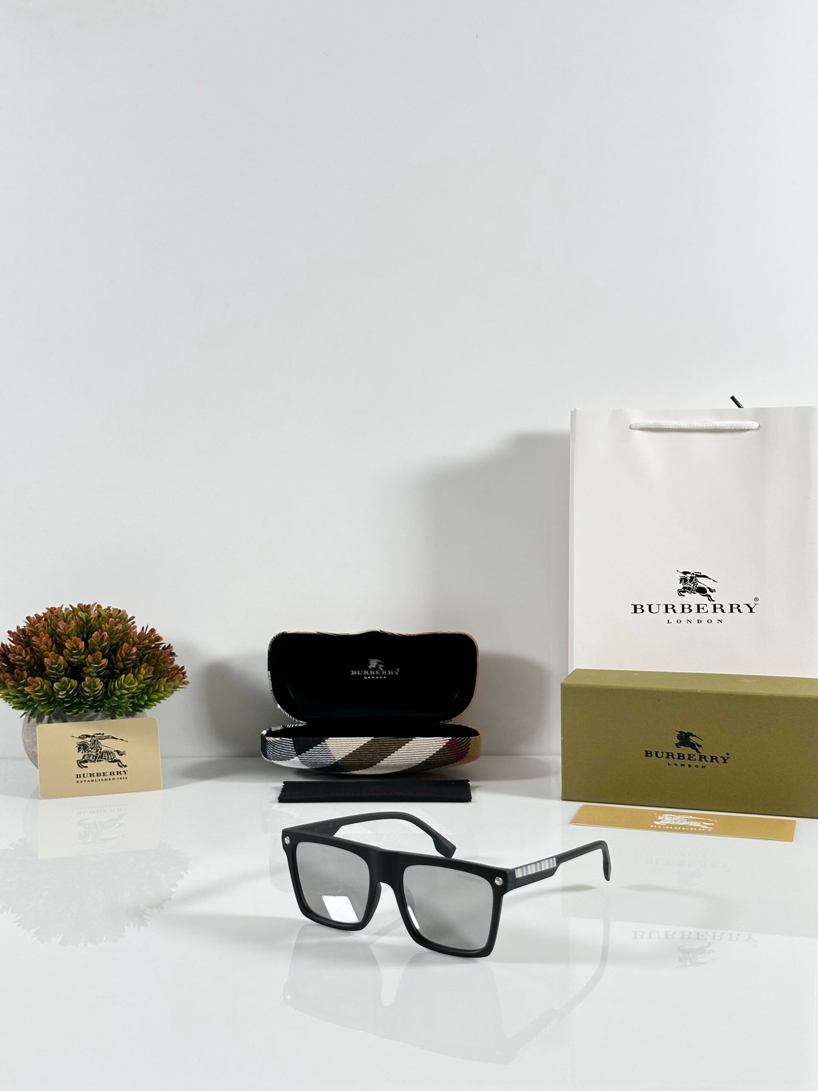 Burberry_8769_Black_Silver_Mercury