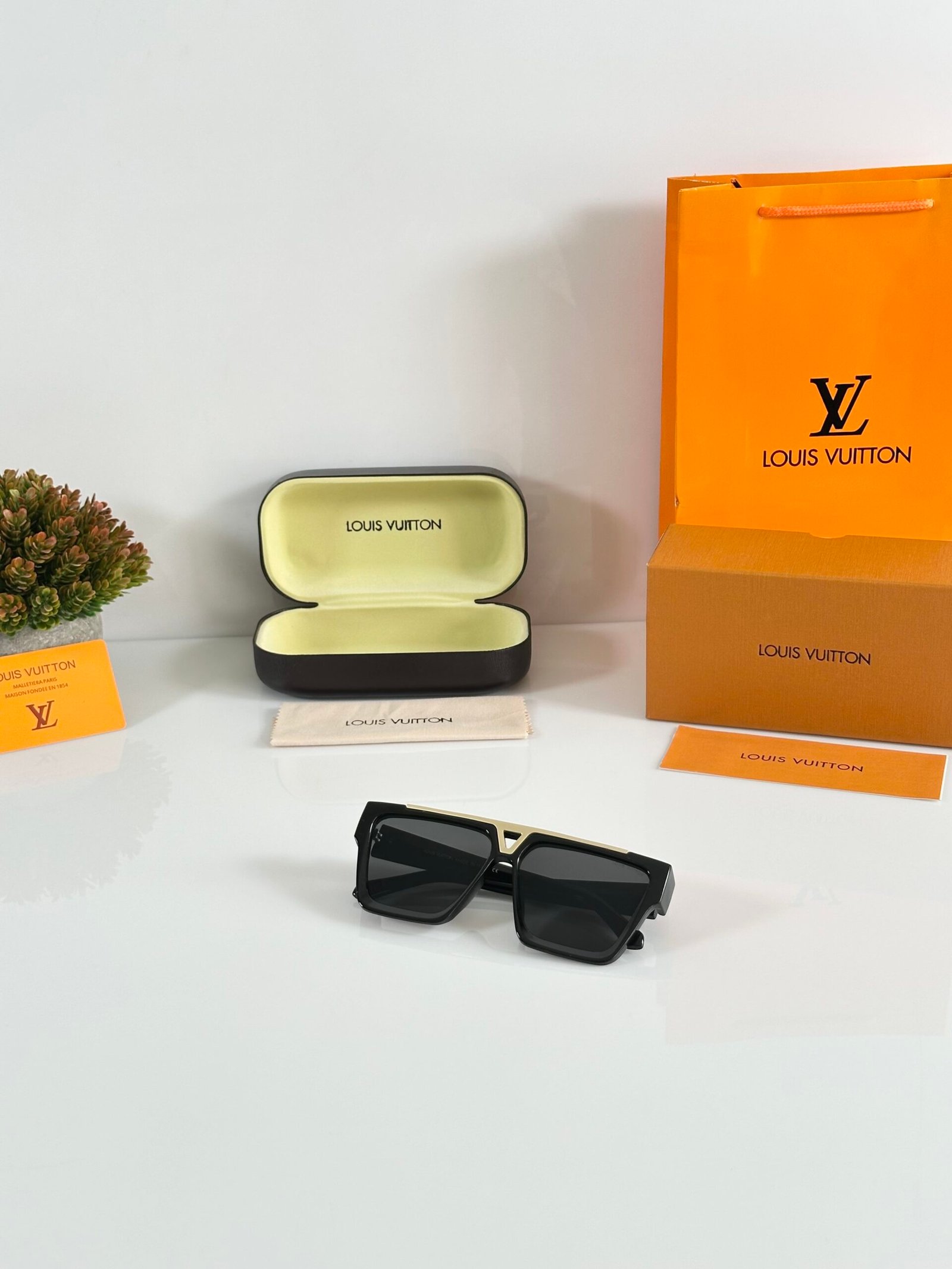 Louis_Vuitton_1502_Gold_Black - Image 6