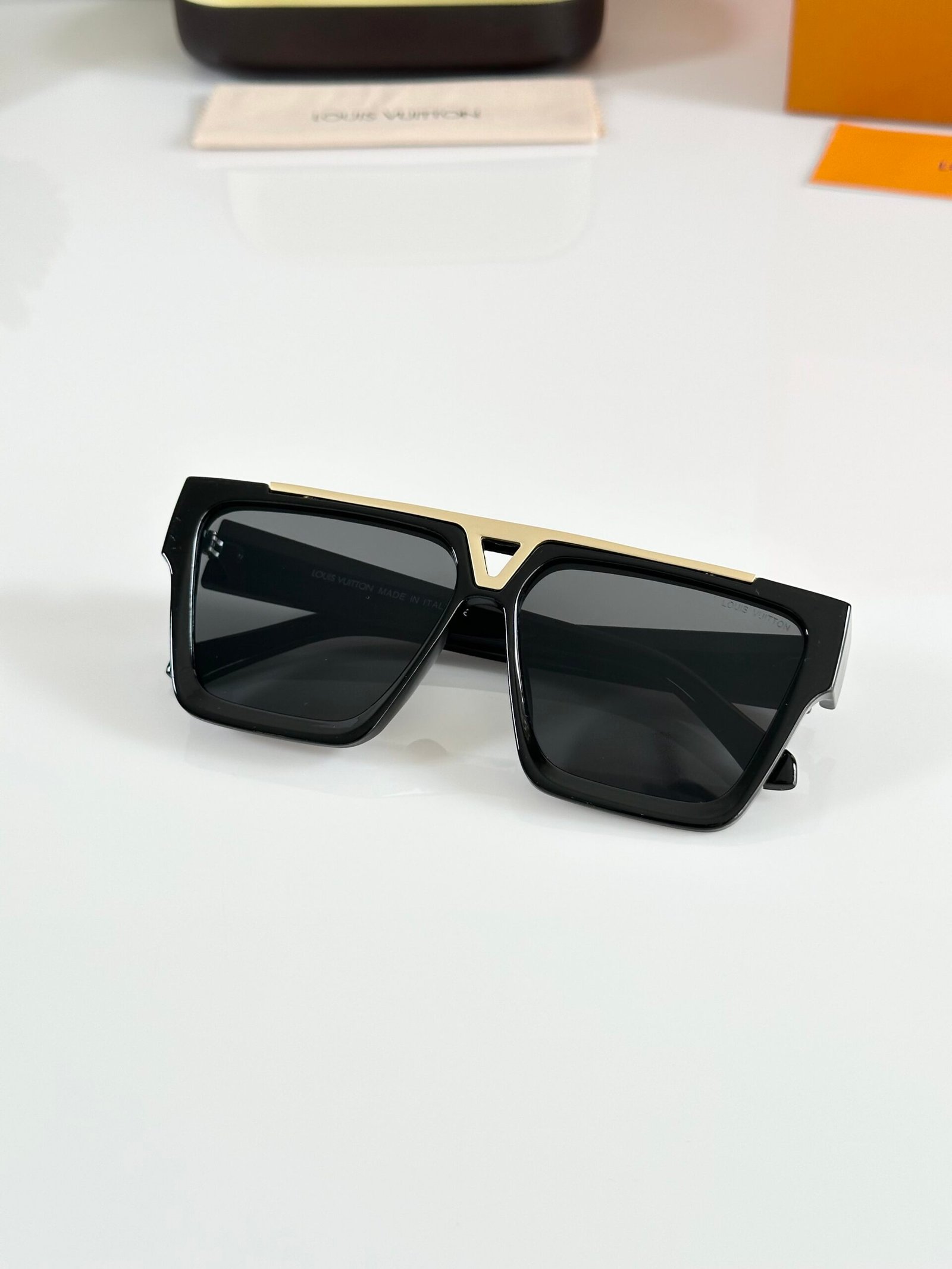 Louis_Vuitton_1502_Gold_Black - Image 5