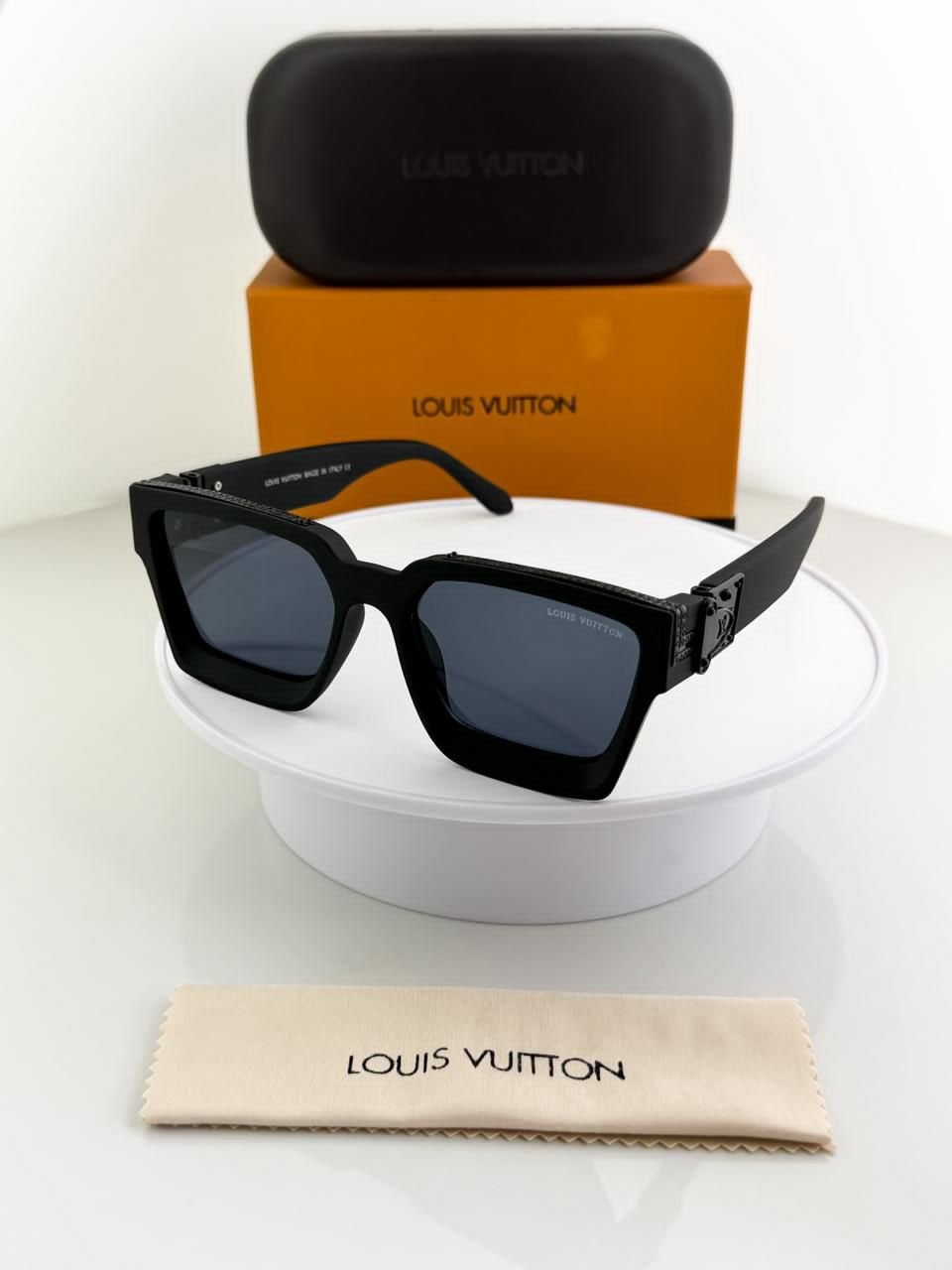 Louis_vuitton_black_65N