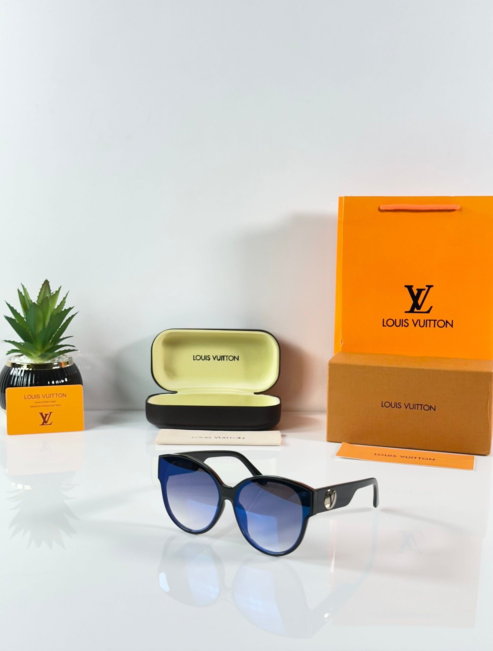 Louis_Vuitton_WMNS_8091_Black_Blue_Revo