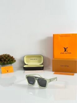 Louis_Vuitton_1502_Ice_Green_Black