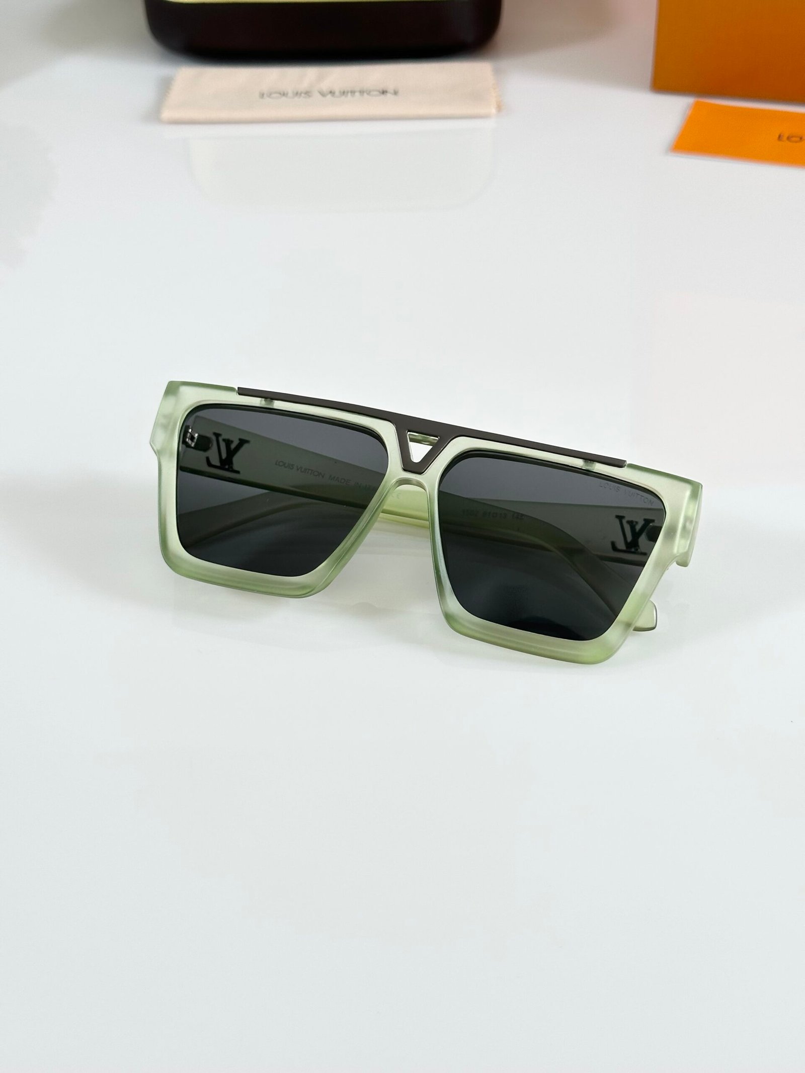 Louis_Vuitton_1502_Ice_Green_Black - Image 3