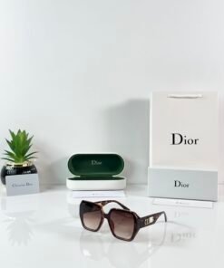 Dior_WMNS_8729_Tiger_Brown