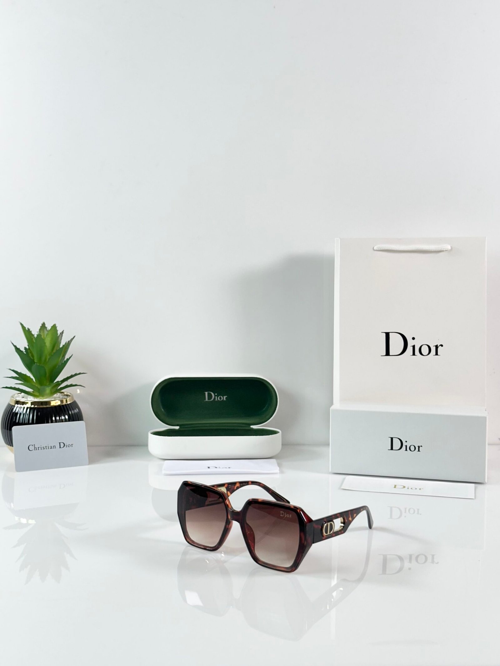 Dior_WMNS_8729_Tiger_Brown