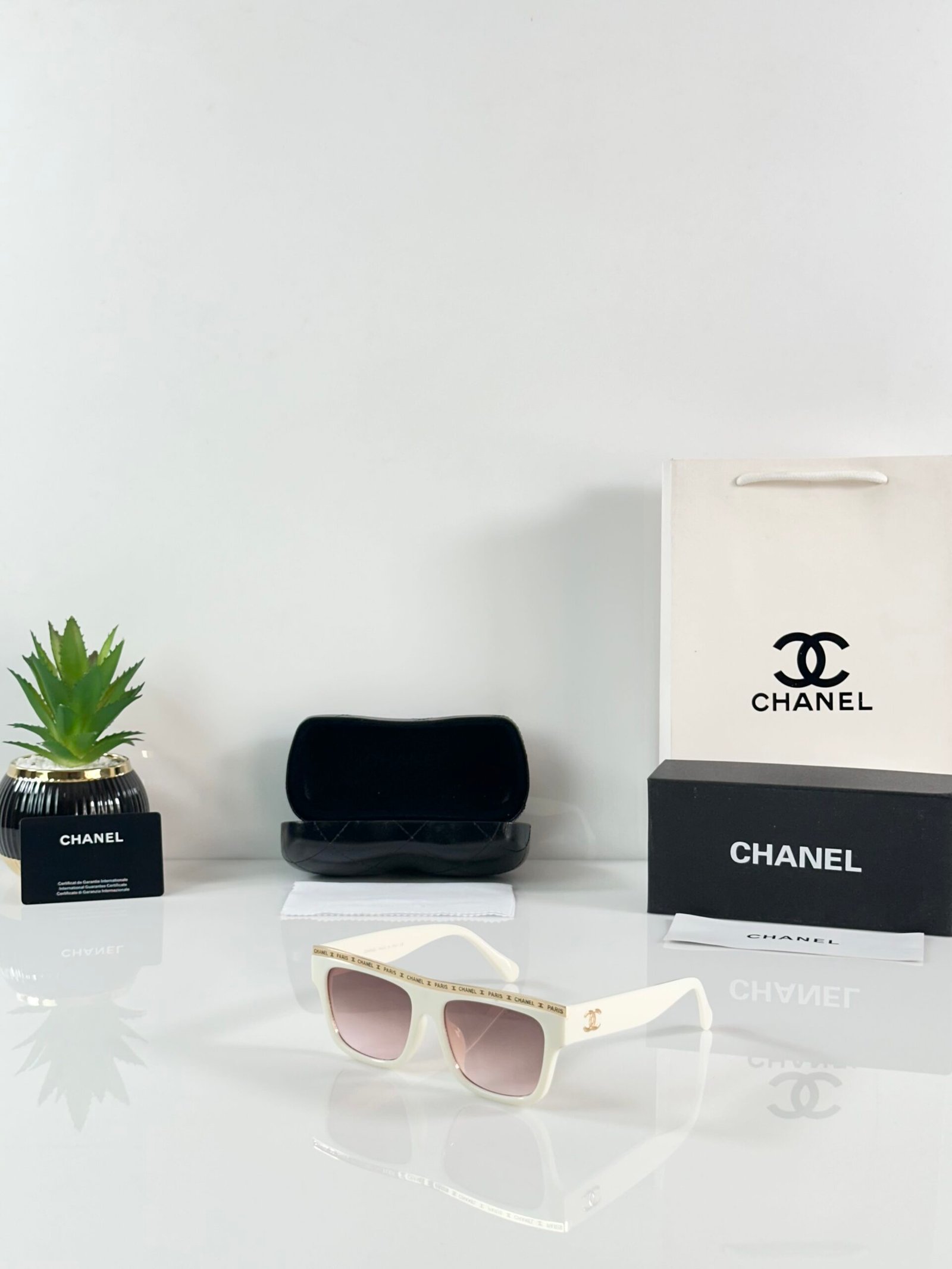 Chanel_WMNS_8318_Cream_Brown