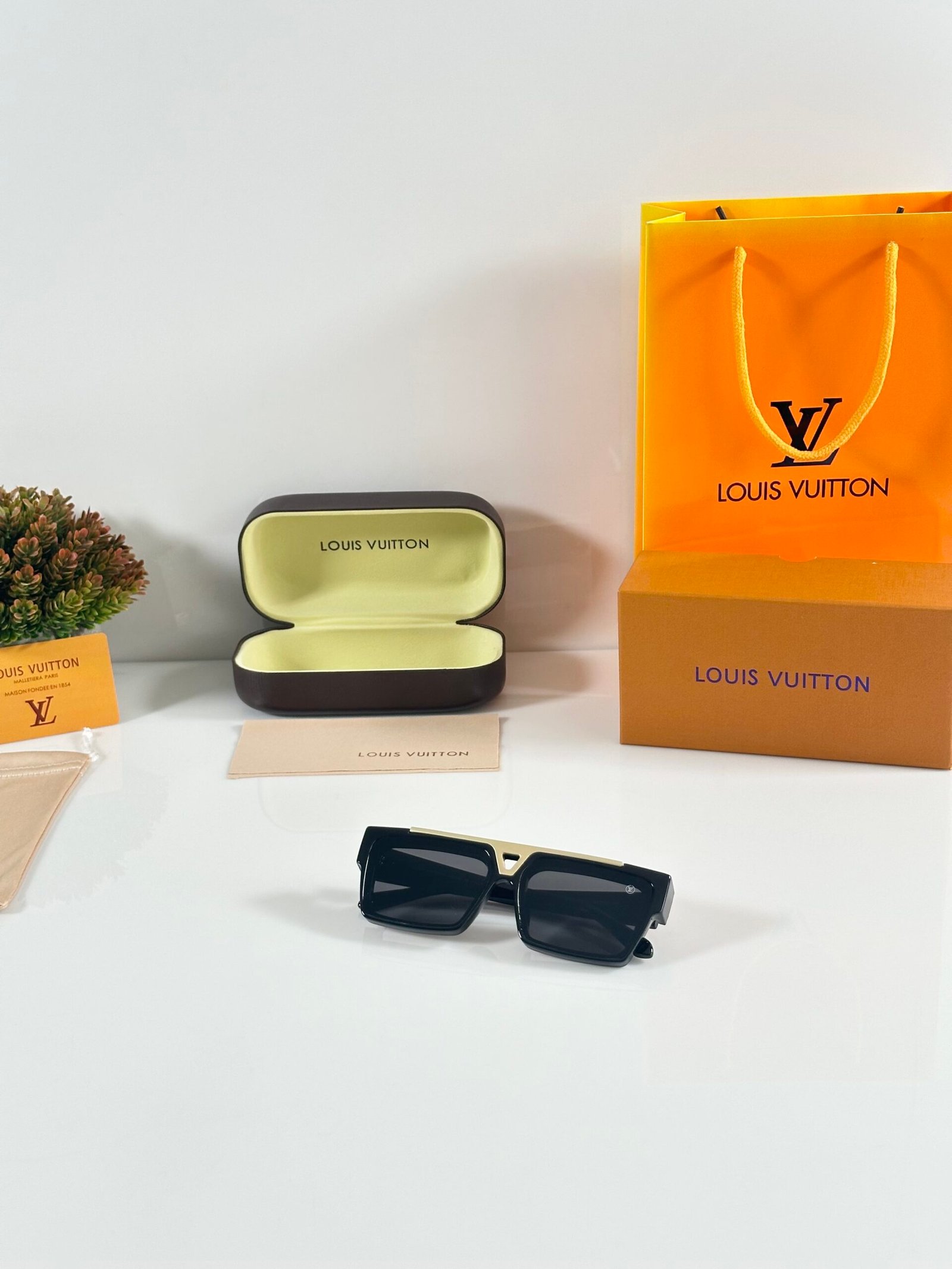 Louis_Vuitton_1984_Gold_Black - Image 4