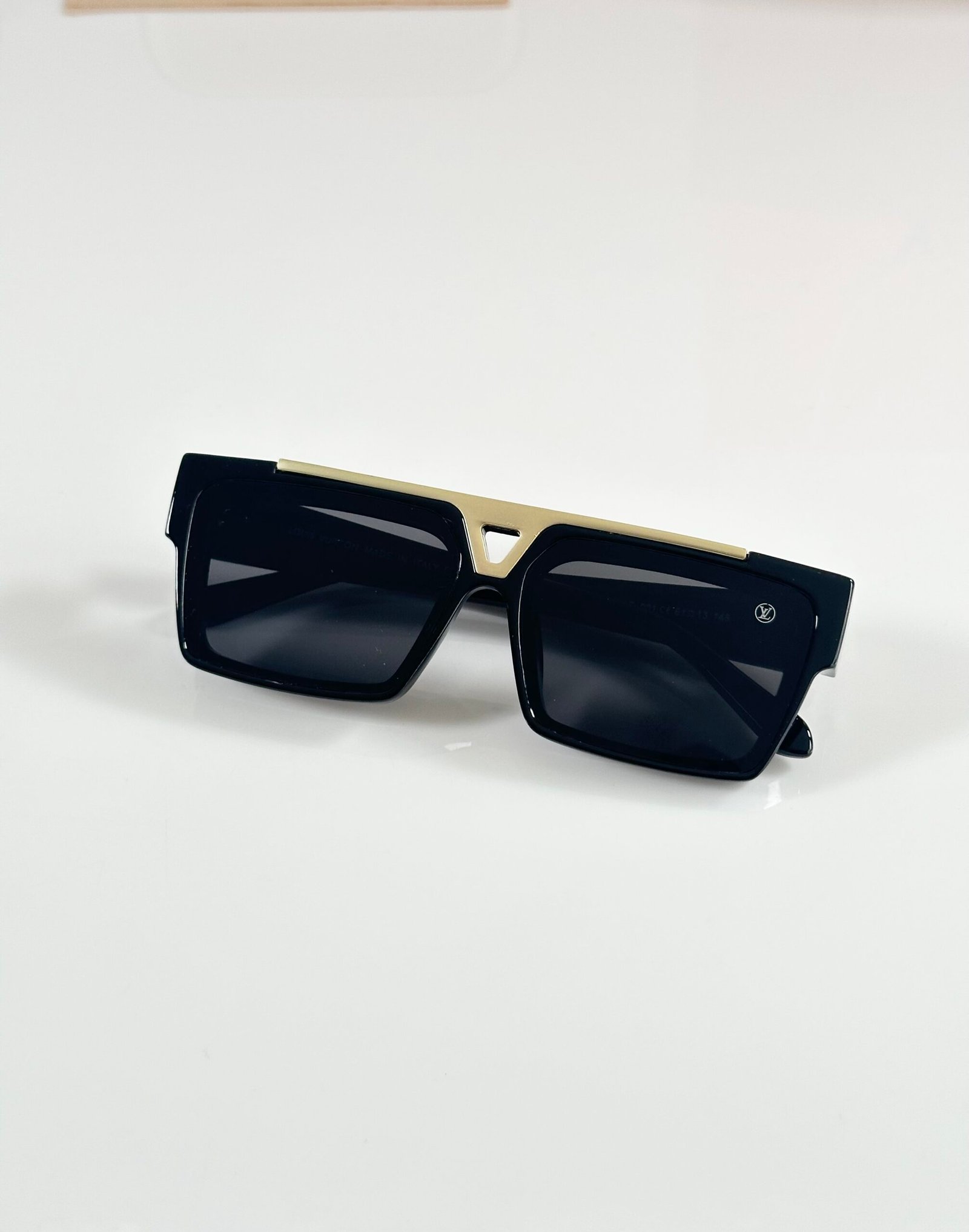 Louis_Vuitton_1984_Gold_Black - Image 3