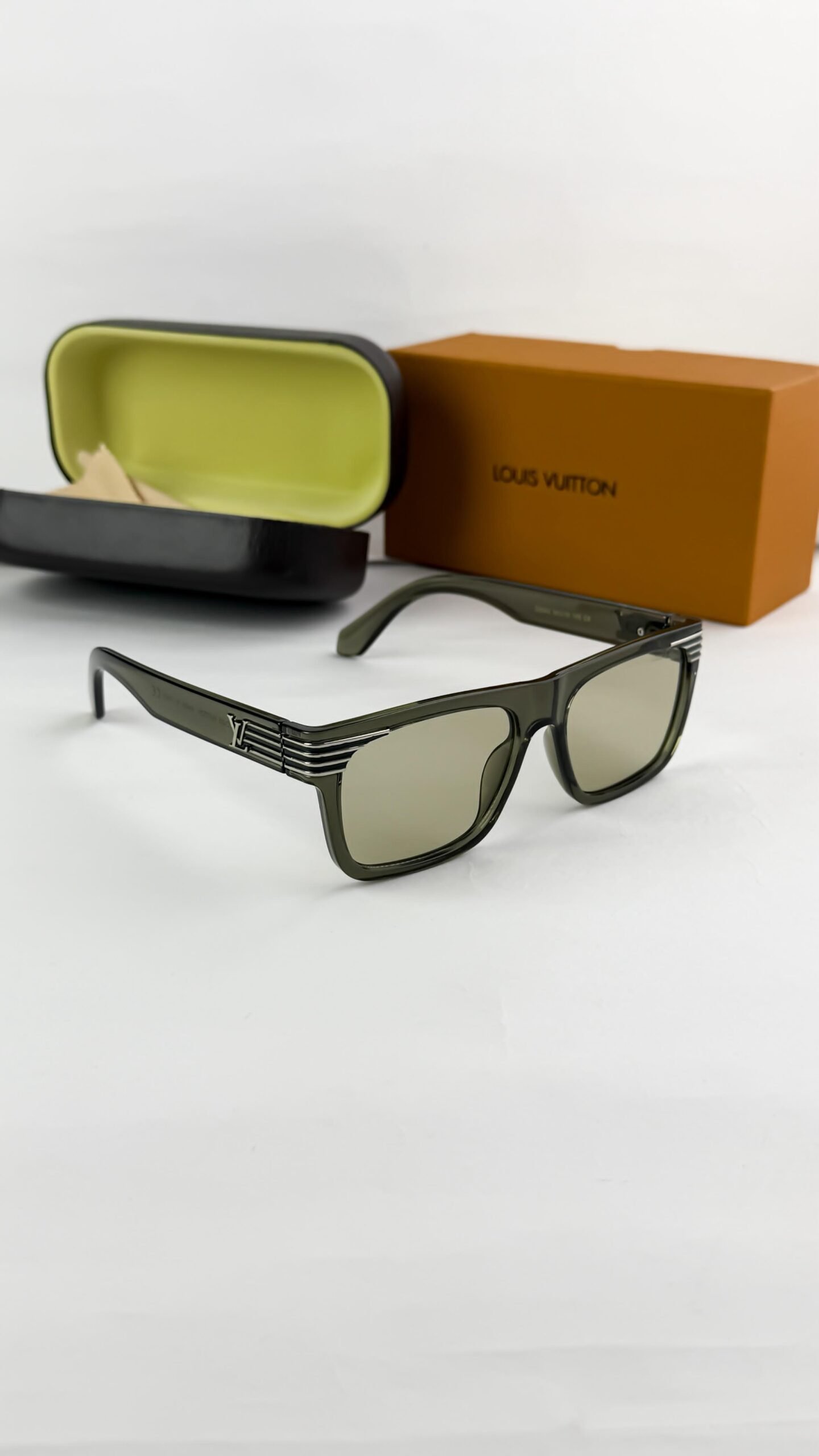 Louis_vuitton_green_2942 - Image 2