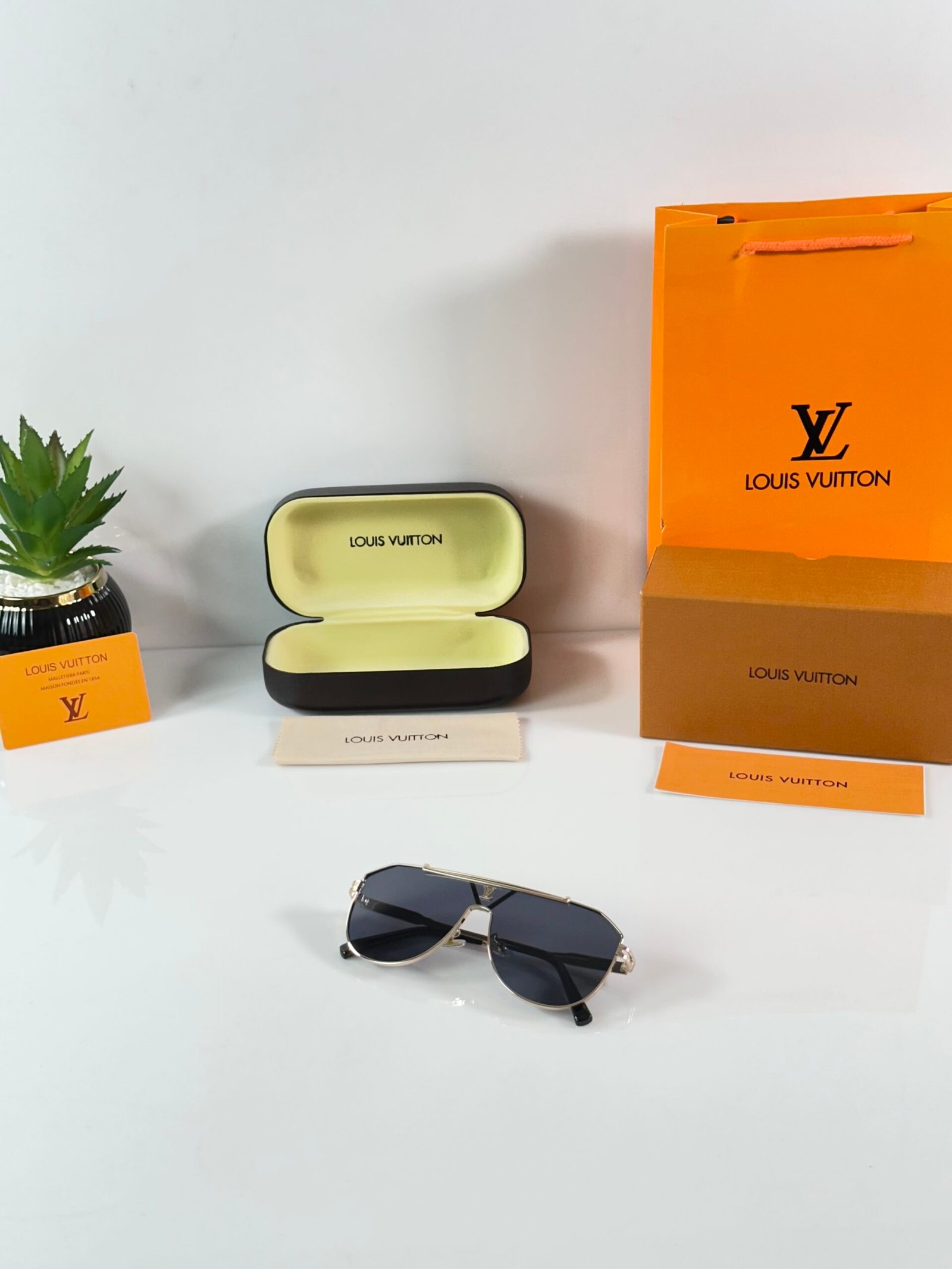 Louis_Vuitton_2295_Gold_Black - Image 4