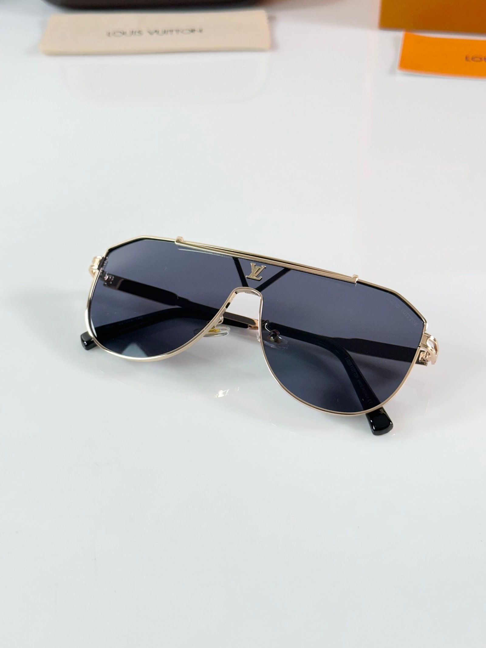 Louis_Vuitton_2295_Gold_Black - Image 3