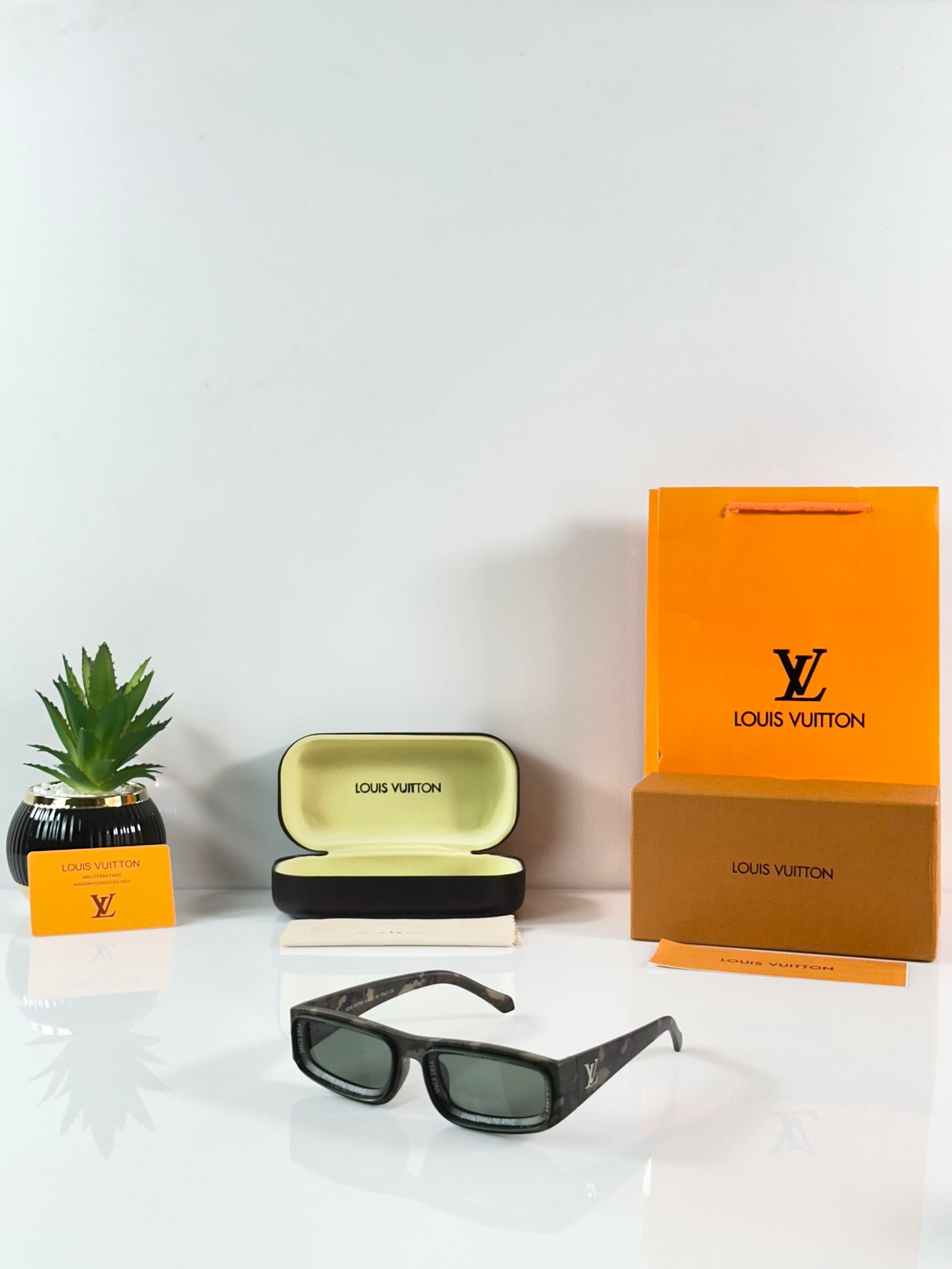 Louis_Vuitton_6190_Army_Green