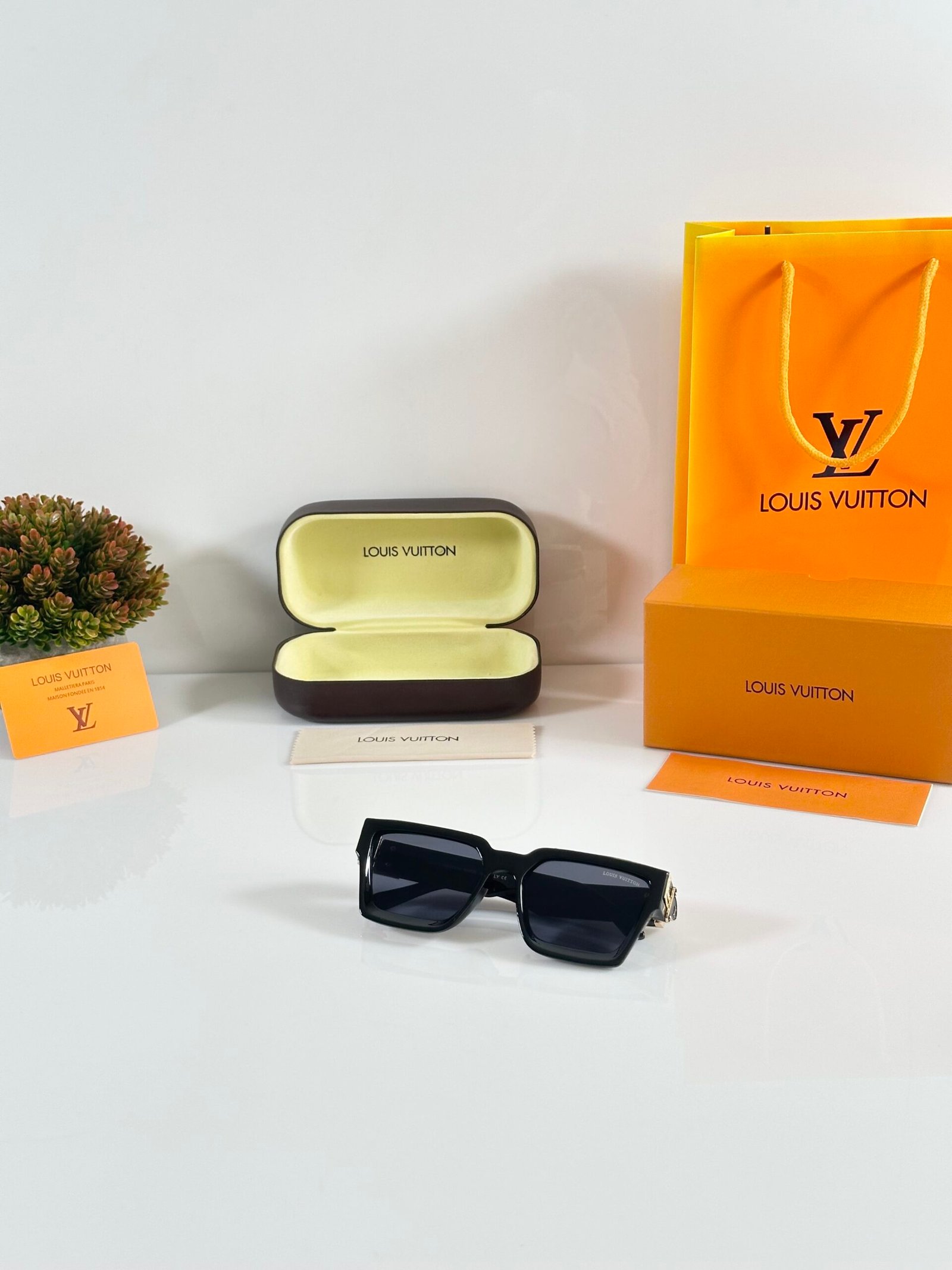 Louis_Vuitton_96006_Gold_Black - Image 6
