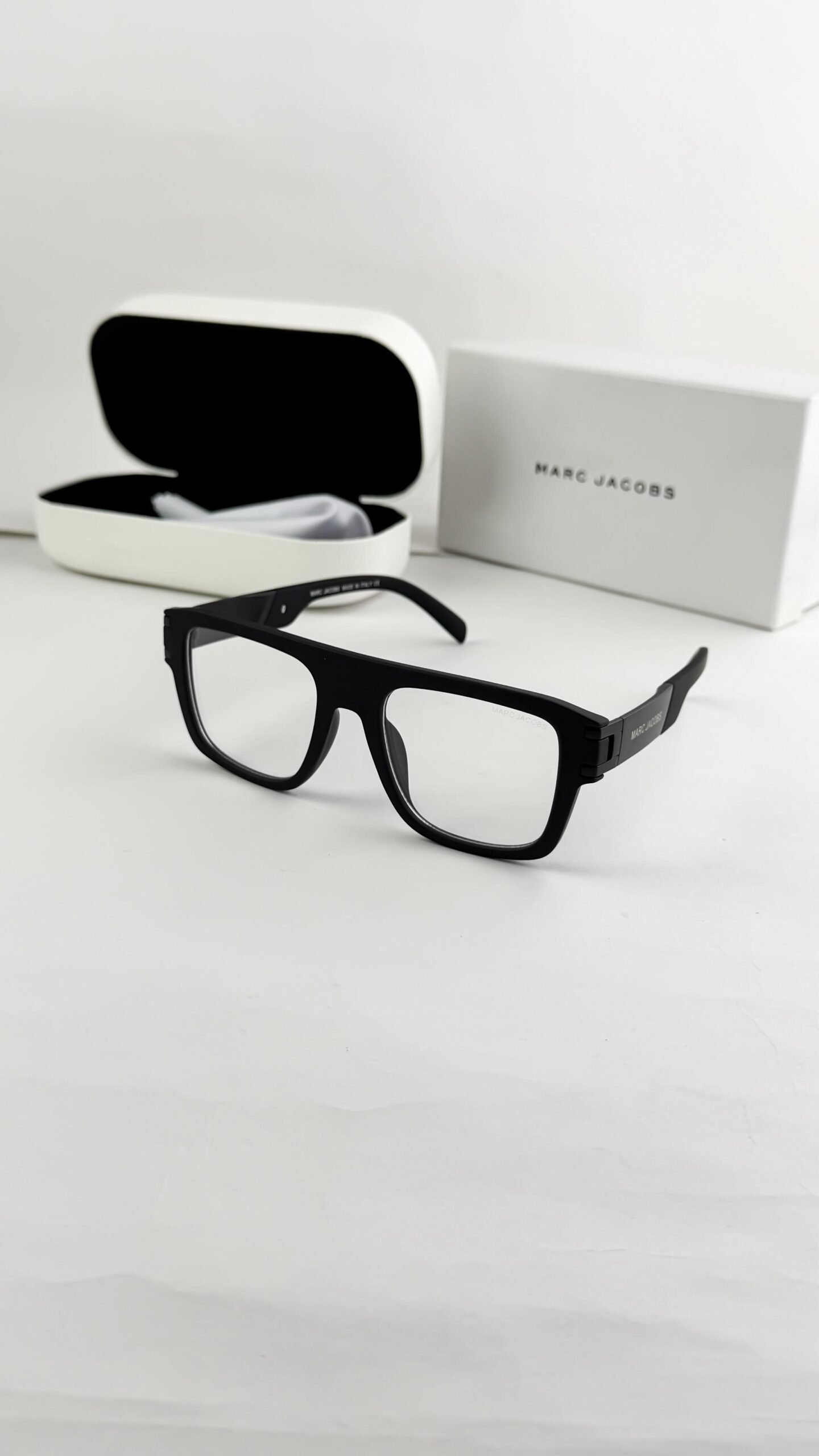 Marc Jacobs black plano 1004