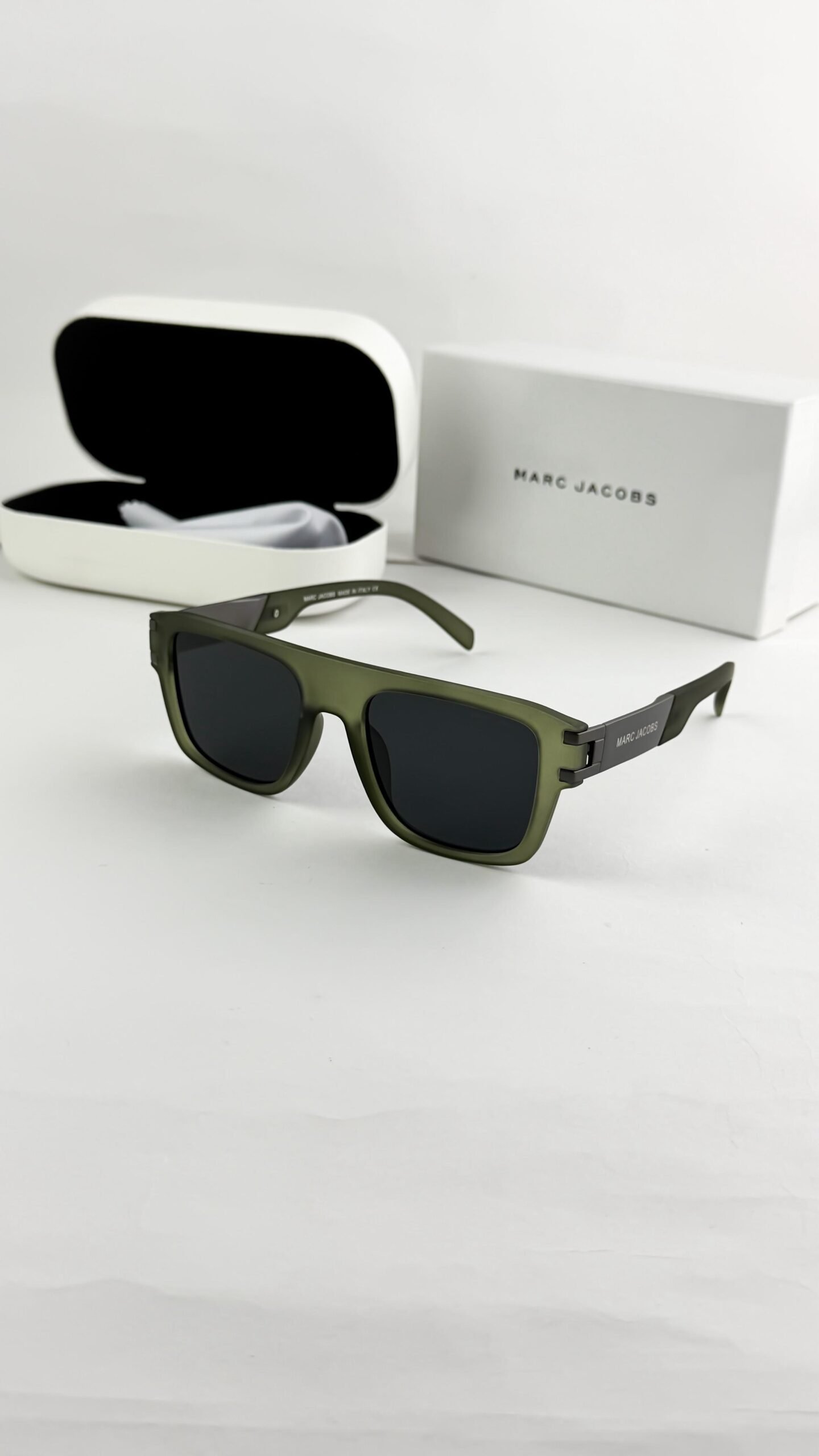 MARC JACOBS green 1004