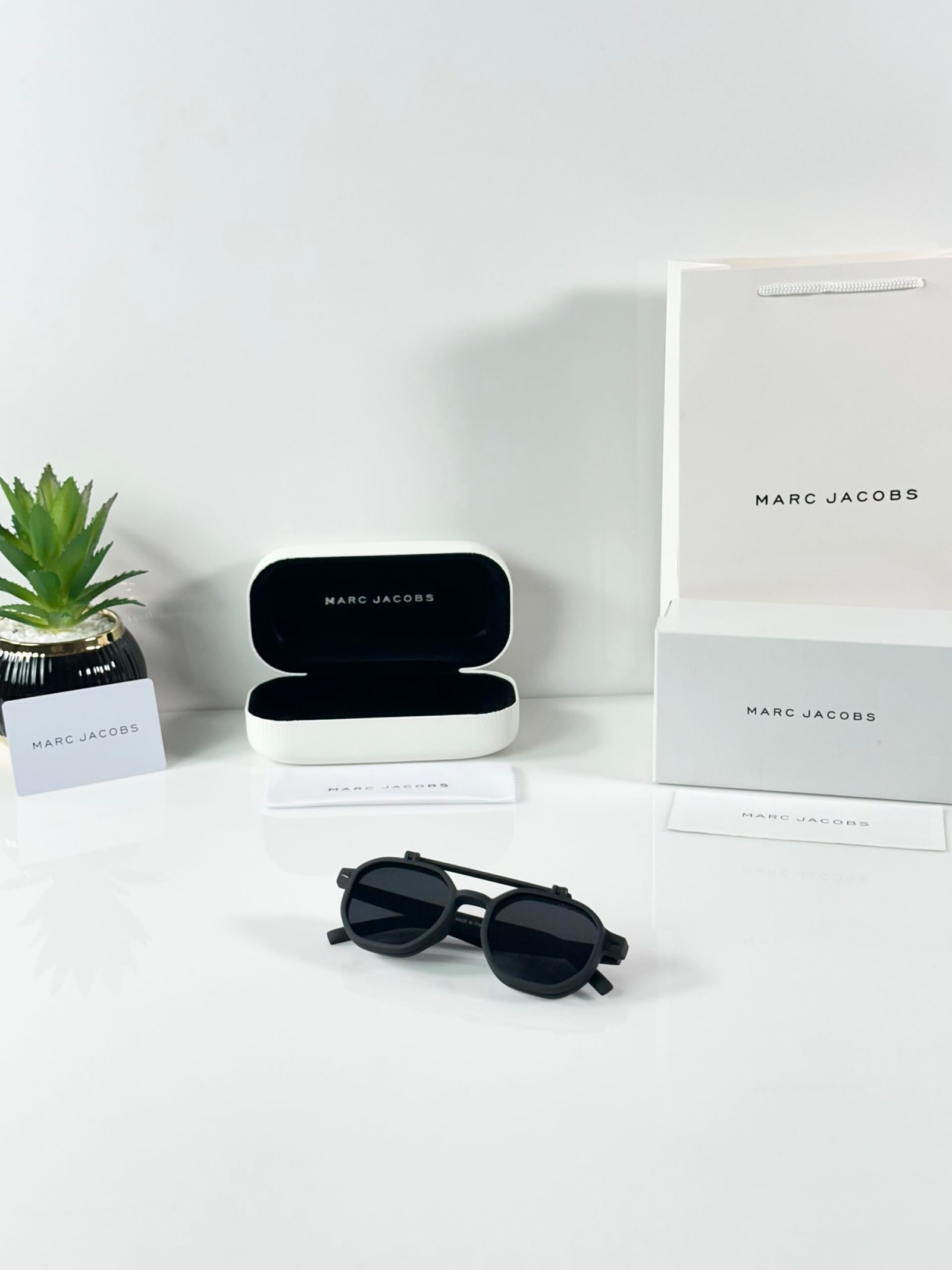 Marc Jacobs 1005 Flip Mate Black White - Image 5